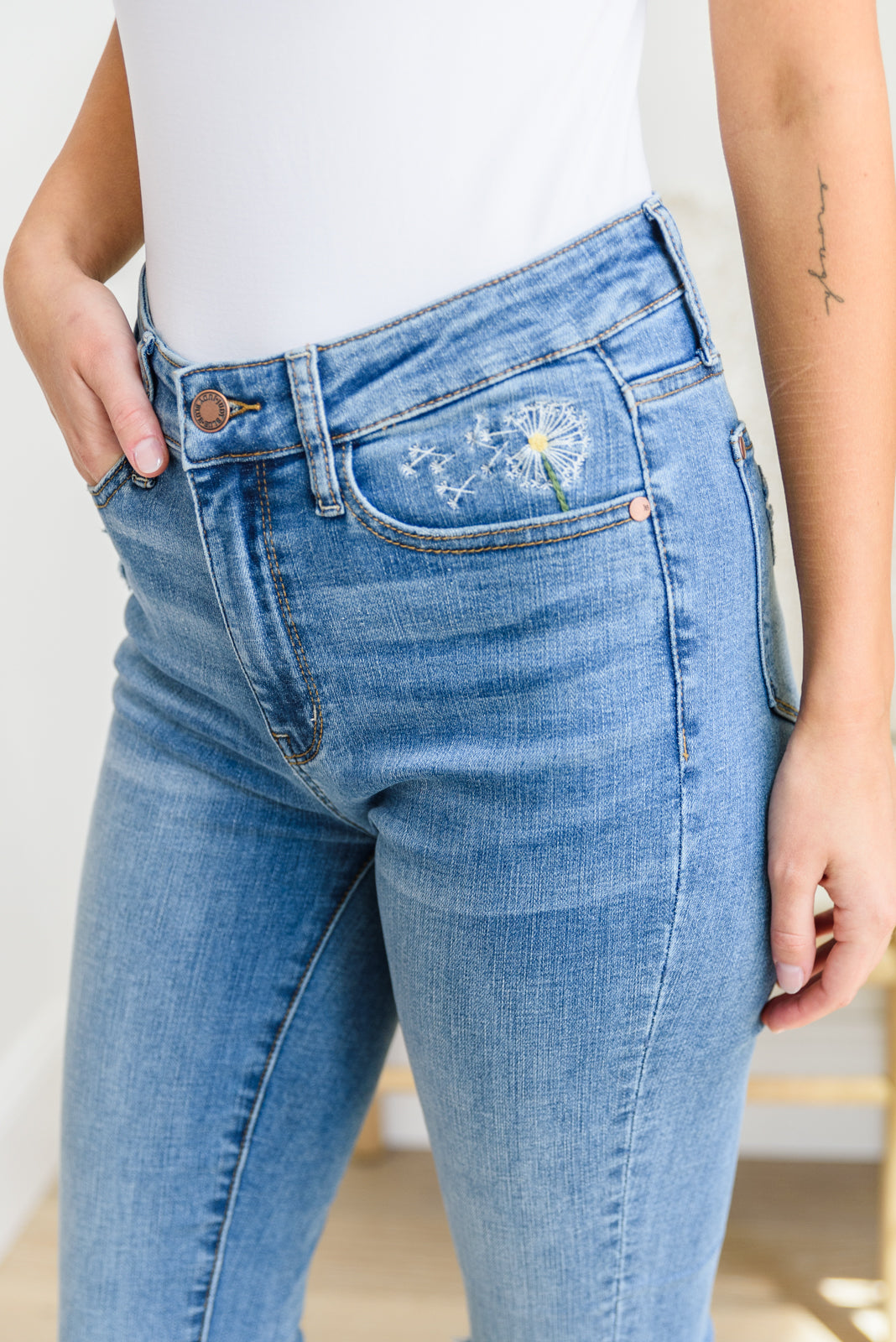 Hi-waisted Dandelion Embroidery Skinny